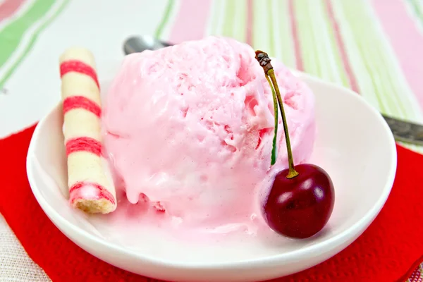 Helado de cereza sobre servilleta de papel rojo con gofres —  Fotos de Stock