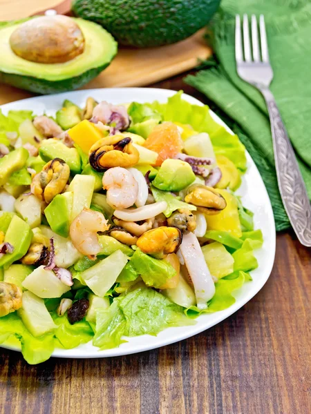 Sallad skaldjur och avokado mörka ombord — Stockfoto