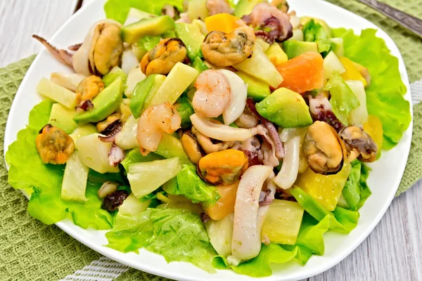 Salad seafood dan alpukat pada serbet hijau muda — Stok Foto