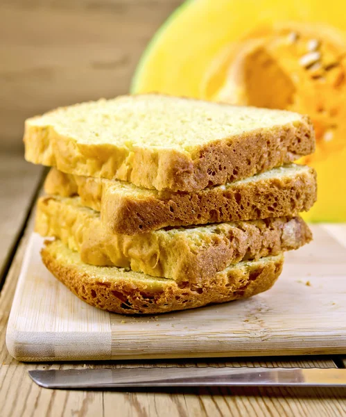 Fette fatte in casa di zucca di pane con coltello a bordo — Foto Stock