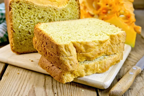 Abóbora de pão caseiro com faca na placa de madeira — Fotografia de Stock