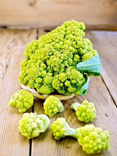 Broccoli groene in rieten mand aan boord — Stockfoto