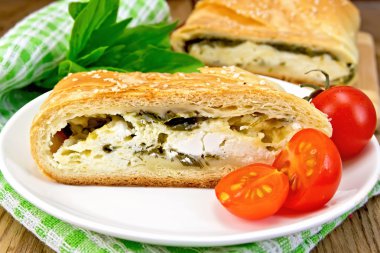 Roll ahşap tahtada ıspanak ve peynir ile doldurulmuş