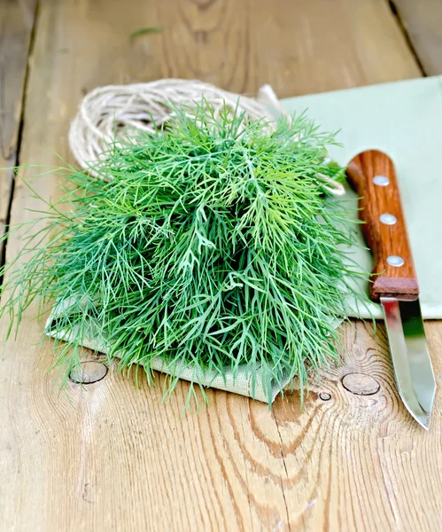 Dill grön med kniv och servett ombord — Stockfoto