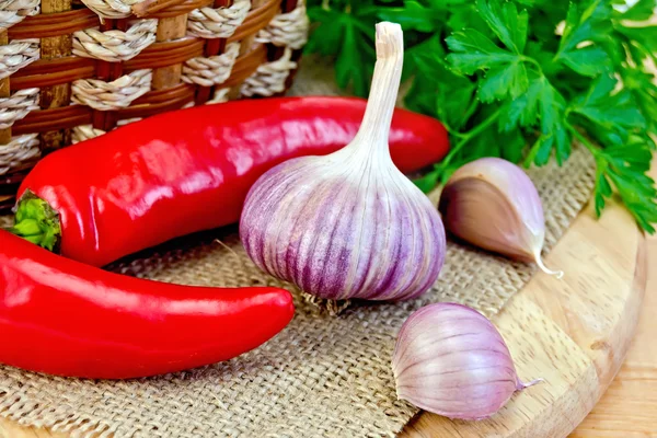 Garlic with spicy red pepper on board — Stock Photo, Image