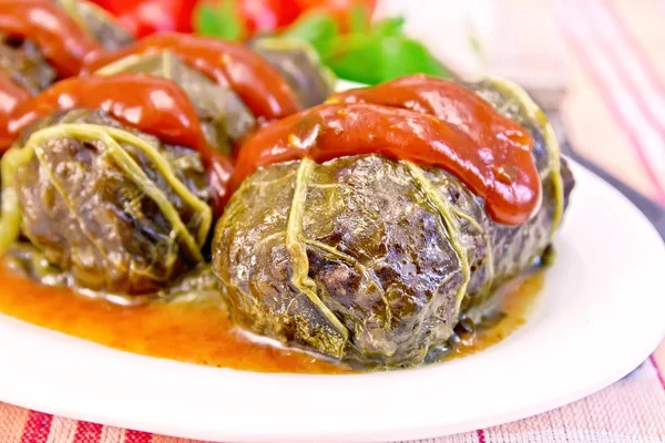 Rhubarb leaves stuffed with sauce in plate — Stock Photo, Image