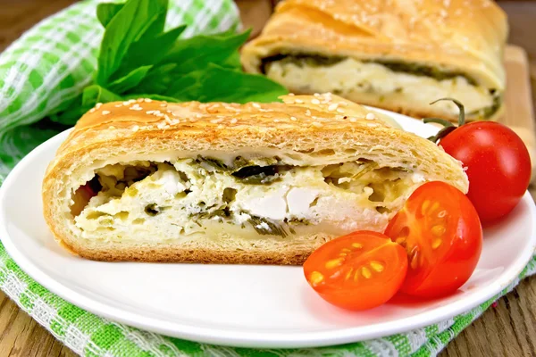 Roll ahşap tahtada ıspanak ve peynir ile doldurulmuş