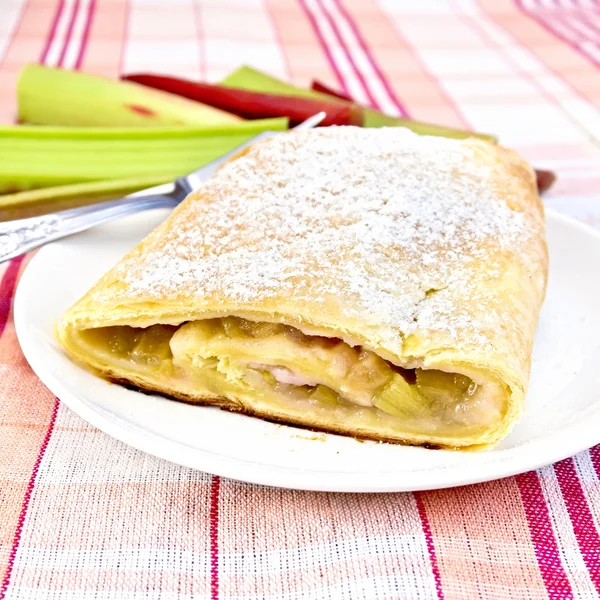 Strudel met rabarber in plaat op linnen tafellaken — Stockfoto