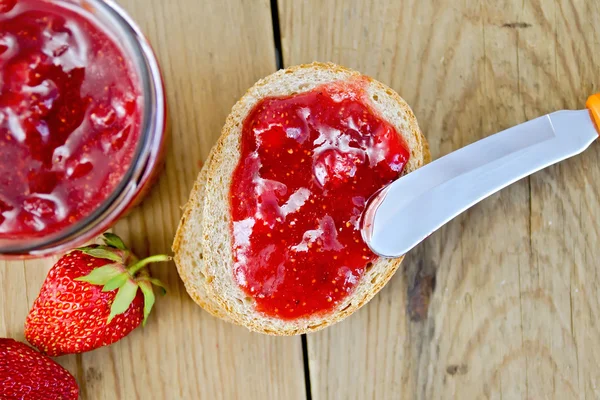 Pane con marmellata di fragole e bacche a bordo — Foto Stock