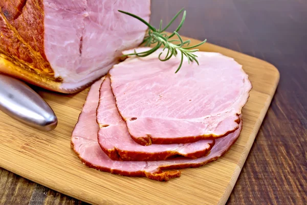 Ham gerookt met rozemarijn op donkere bord — Stockfoto