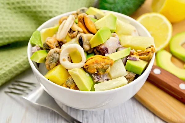 Salad seafood and avocado in bowl on board — Stock Photo, Image