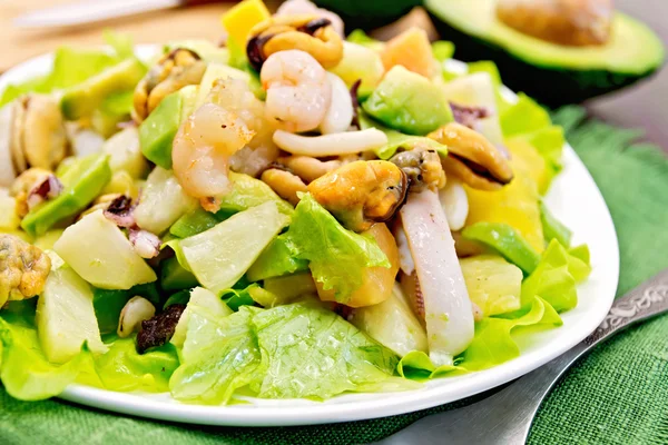 Салат из морепродуктов и авокадо на зеленой салфетке — стоковое фото