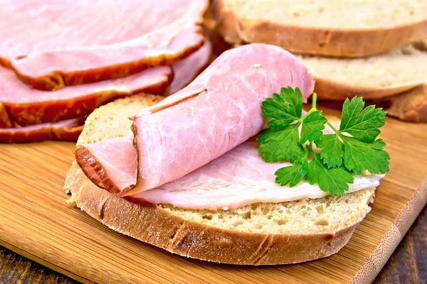 Sandwich au jambon et au persil à bord — Photo