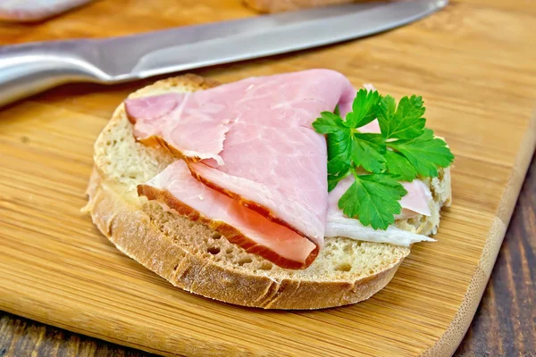 Бутерброд з шинкою та ножем — стокове фото