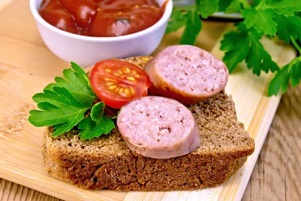 Embutidos fritos en pan con tomate y salsa — Foto de Stock