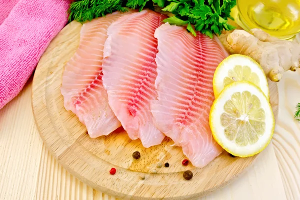 Tilapia with oil and lemon on board — Stock Photo, Image