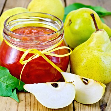 Armut ve gemide yeşil yaprakları reçel