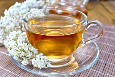 Çay Kupası bambu peçete üzerinde civanperçemi ile