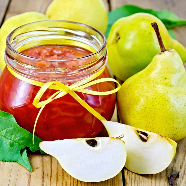 Jam pear and green leaves on board — Stock Photo, Image