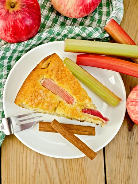 Pie with apple and rhubarb in plate on wooden board — Stock Photo, Image