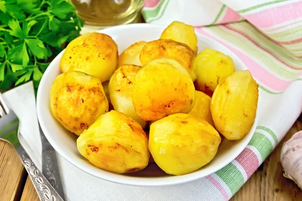 Картошка жареная в тарелке на ткани — стоковое фото