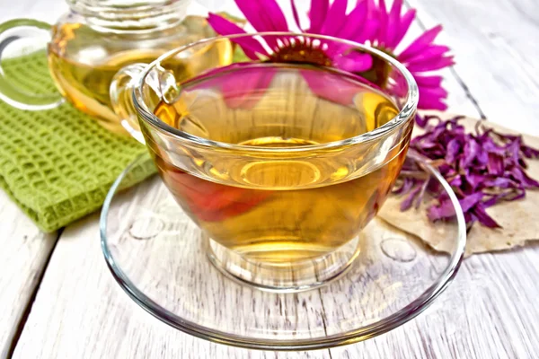 Té Echinacea en taza de vidrio a bordo con servilleta — Foto de Stock