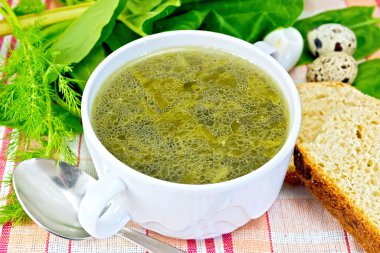 Yeşil kumaş üzerine ekmek ile çorbası