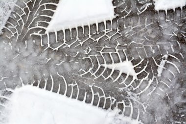 Karda araba lastik izleri