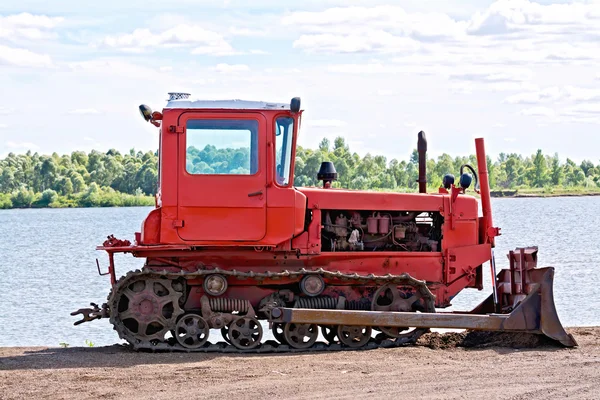 Nehrin yanında kırmızı buldozer