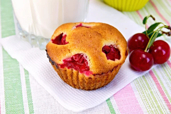 Cupcake with cherries and milk on linen napkin — Stock Photo, Image