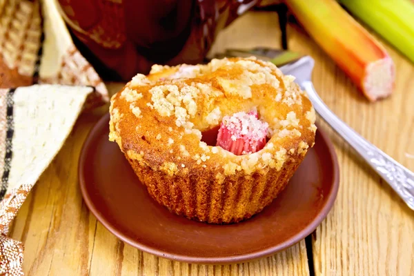 Cupcake rhubarb on plate with cup and napkin — Stock Photo, Image