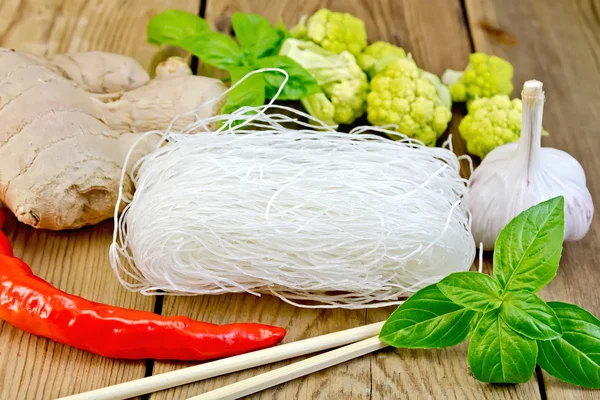 Fideos de arroz fino con verduras y especias a bordo —  Fotos de Stock