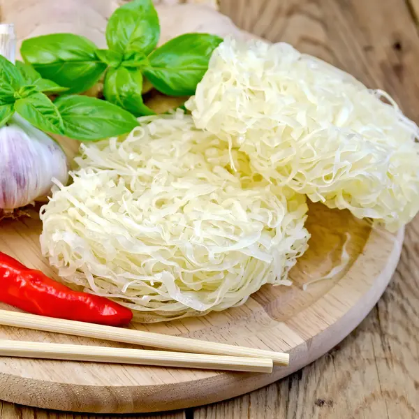 Fideos arroz retorcido con especias y albahaca a bordo —  Fotos de Stock