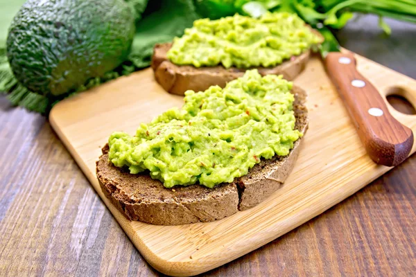 Sandwich à l'avocat guacamole à bord — Photo