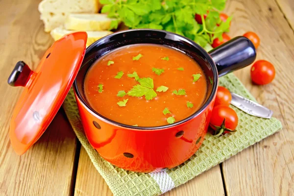 Tomatensuppe in rotem Geschirr an Bord — Stockfoto