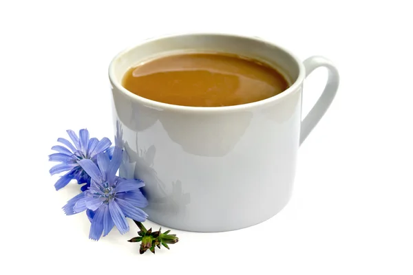 Bebida de achicoria en taza blanca con flor — Foto de Stock