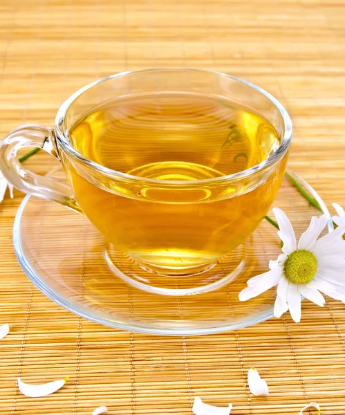 Травяной чай с ромашками на бамбуковой салфетке — стоковое фото