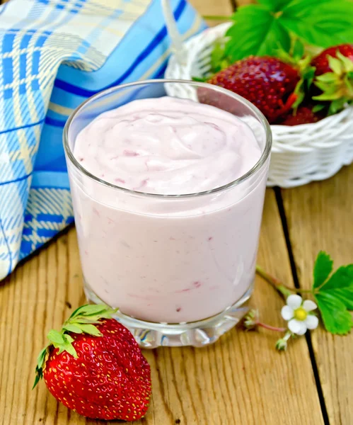 Milkshake con fragola a bordo — Foto Stock