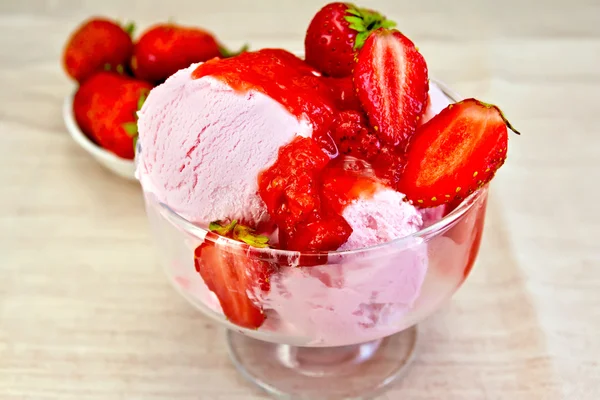 Ice cream strawberry in glass bowl with berries on fabric — Stock Photo, Image