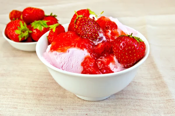 Ice cream strawberry in bowl on fabric — Stock Photo, Image