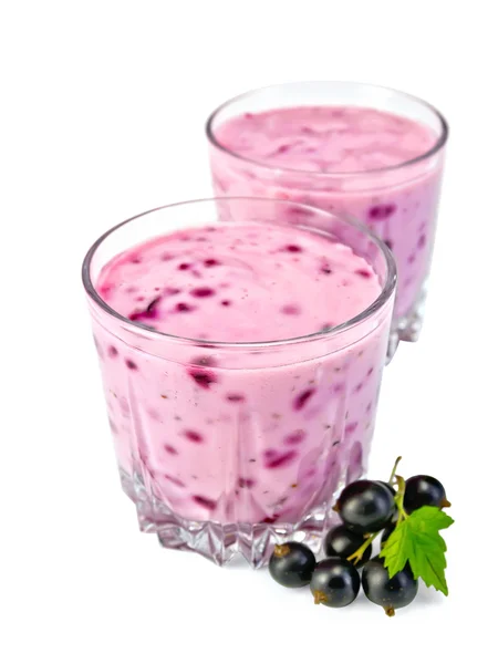 Milkshake con grosellas negras en dos vasos — Foto de Stock