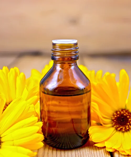 Aceite con caléndula a bordo —  Fotos de Stock