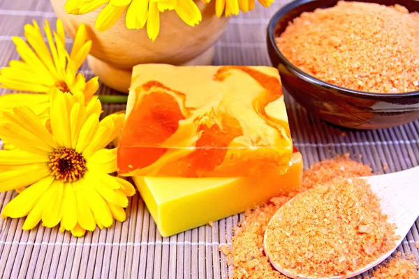 Sapone fatto in casa e sale con calendula su bambù — Foto Stock