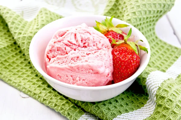 Ice cream strawberry in bowl on board and napkin — Stock Photo, Image