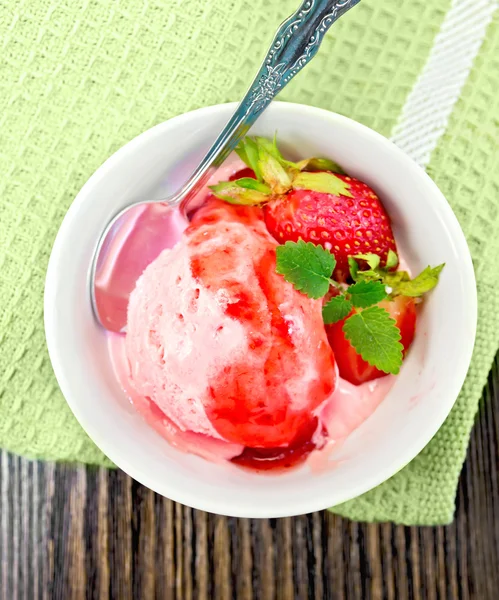 Ice cream strawberry with syrup in bowl on board — Stock Photo, Image