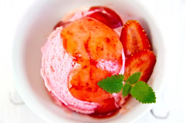 Eis Erdbeere mit Sirup an Bord — Stockfoto