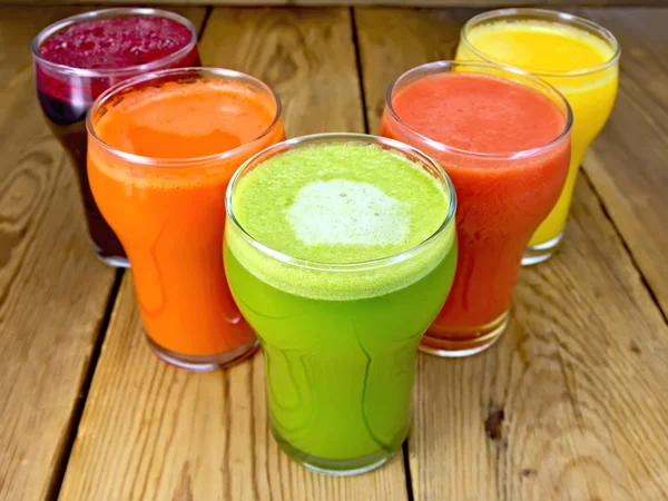 Juice grönsak i fem fullt glas ombord — Stockfoto