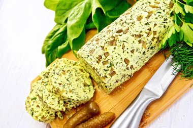 Ispanak ve gemide salatalık turşusu ile tereyağı