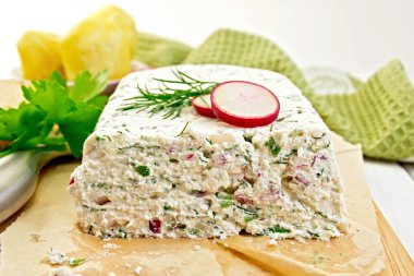 Lor ve turp kağıt ve tahta üzerinde terrine