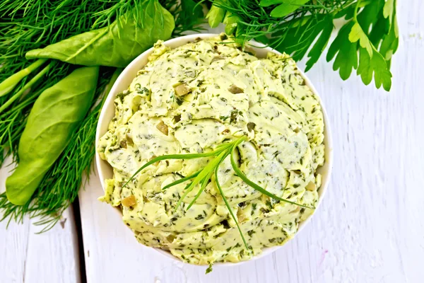 Manteiga com espinafre e ervas na tigela em placa leve — Fotografia de Stock